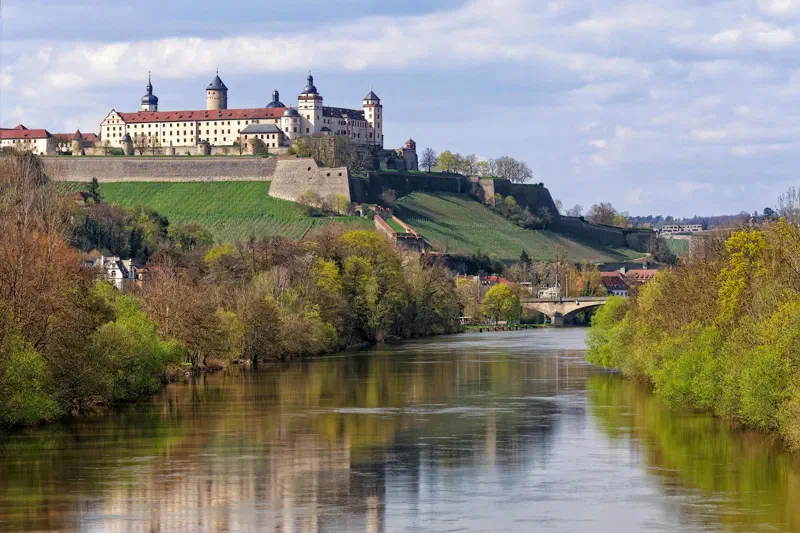 Festung Marienberg Würzburg, Blick von der Alten Mainbrücke bei Abendlicht