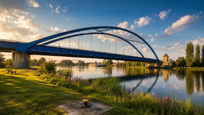 Ein Blick auf die Mainbrücke in Volkach mit dem Main im Vordergrund