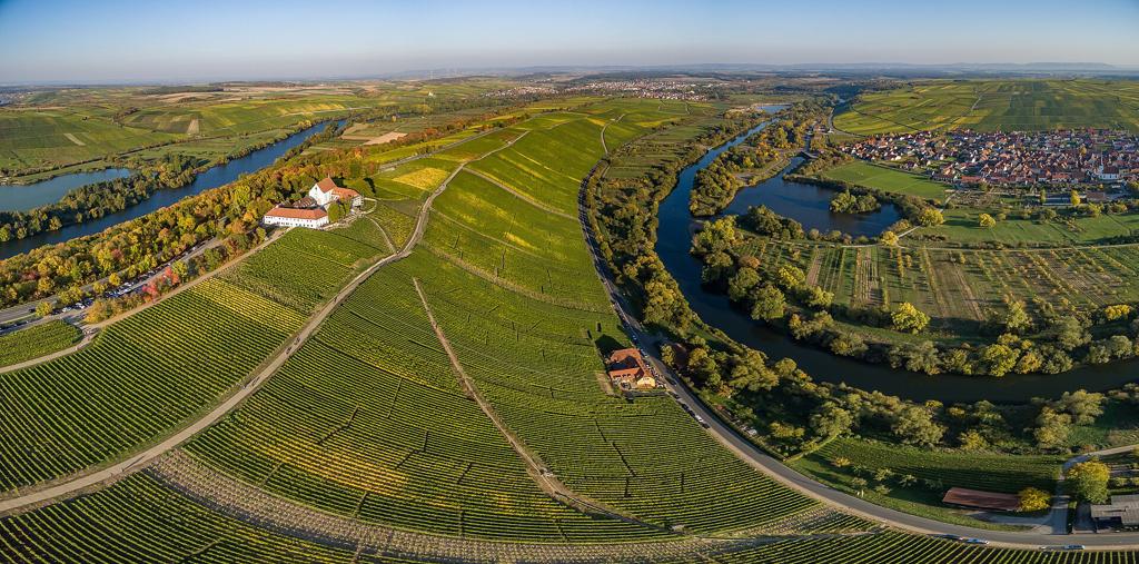 Drohnenaufnahme der Mainschleife bei Volkach mit den Weinbergen.