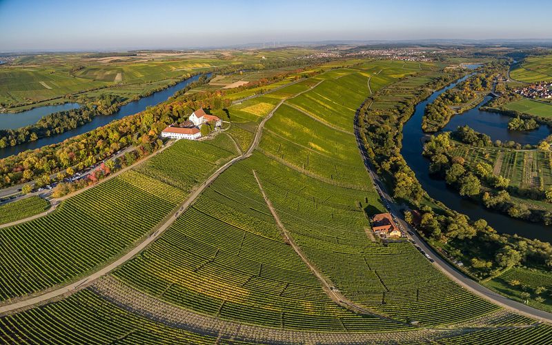 Drohnenaufnahme der Mainschleife bei Volkach mit den Weinbergen.