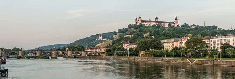 Panorama der Alten Mainbrücke über dem Main mit Festung Marienberg in Würzburg