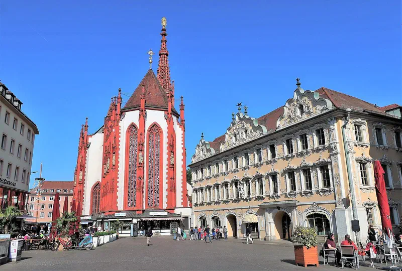 Marienkapelle und Falkenhaus am Würzburger Marktplatz unter blauem Himmel