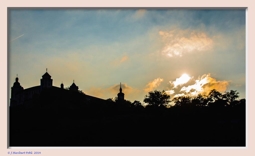 Silhouette der Festung Marienberg in Würzburg vor einer herbstlichen Abendsonne