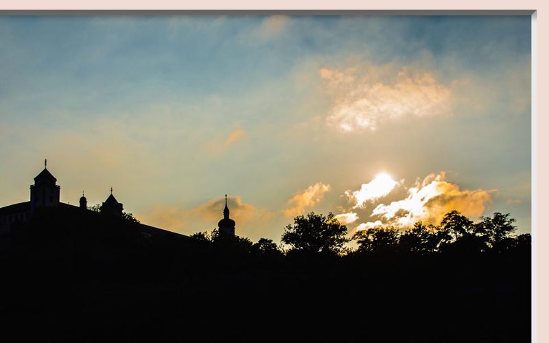 Silhouette der Festung Marienberg in Würzburg vor einer herbstlichen Abendsonne