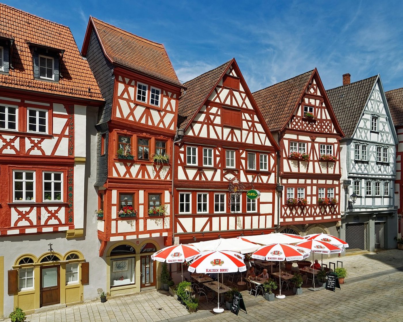 Fränkische Fachwerkhäuser mit roten Dächern an einem sonnigen Marktplatz