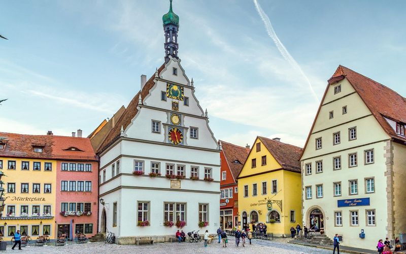 Historische Häuser am Marktplatz von Rothenburg ob der Tauber