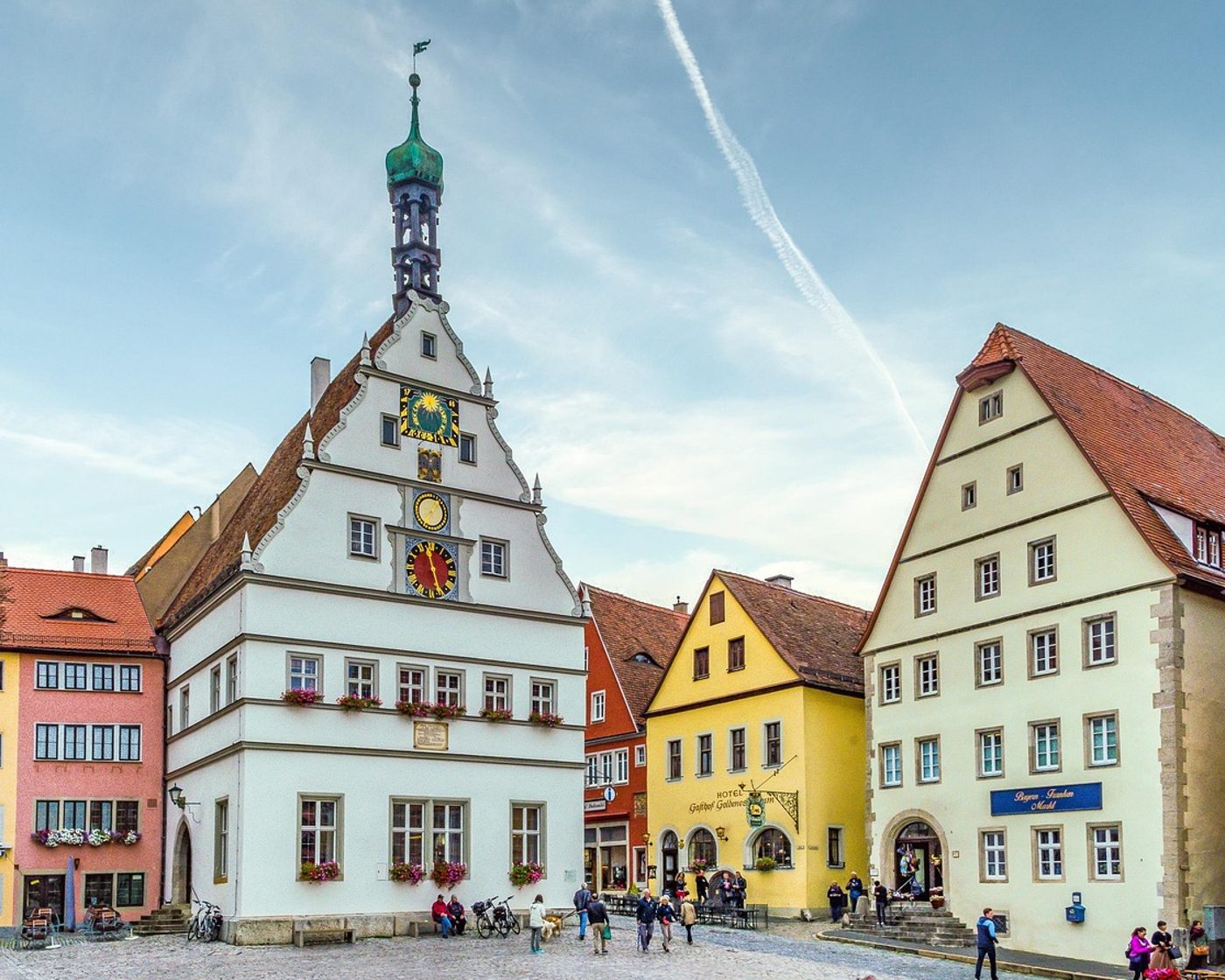 Historische Häuser an einem fränkischen Marktplatz als Kulisse für besondere Unterkünfte