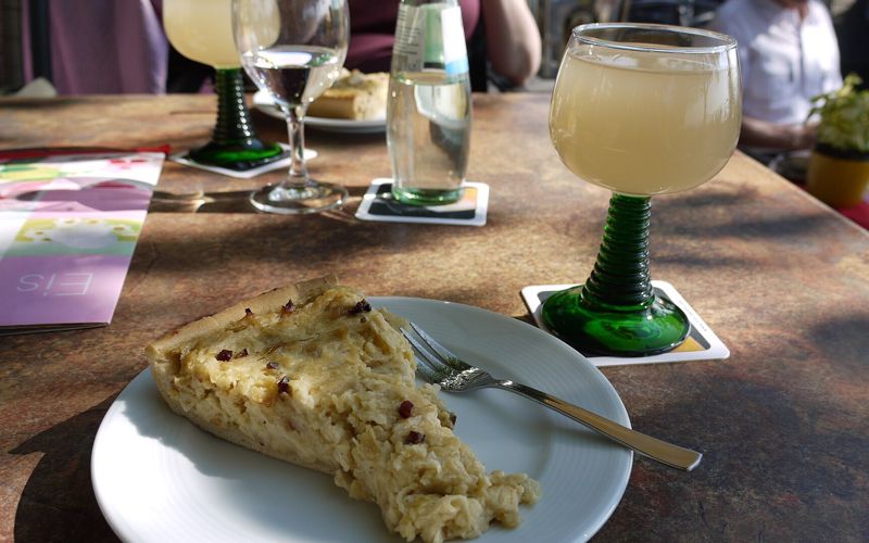 Federweißer in Franken mit Zwiebelkuchen im Herbst