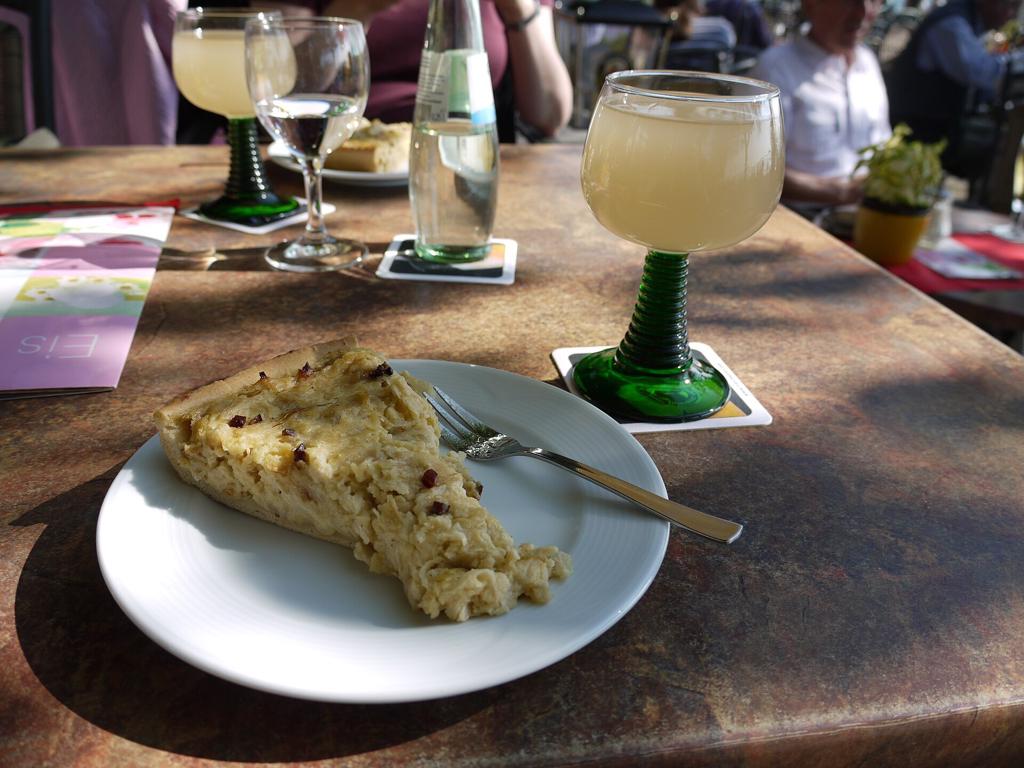 Federweißer in Franken mit Zwiebelkuchen im Herbst