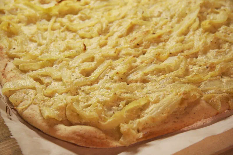 Frisch gebackener Zwiebelkuchen als Begleitung zu Federweißem