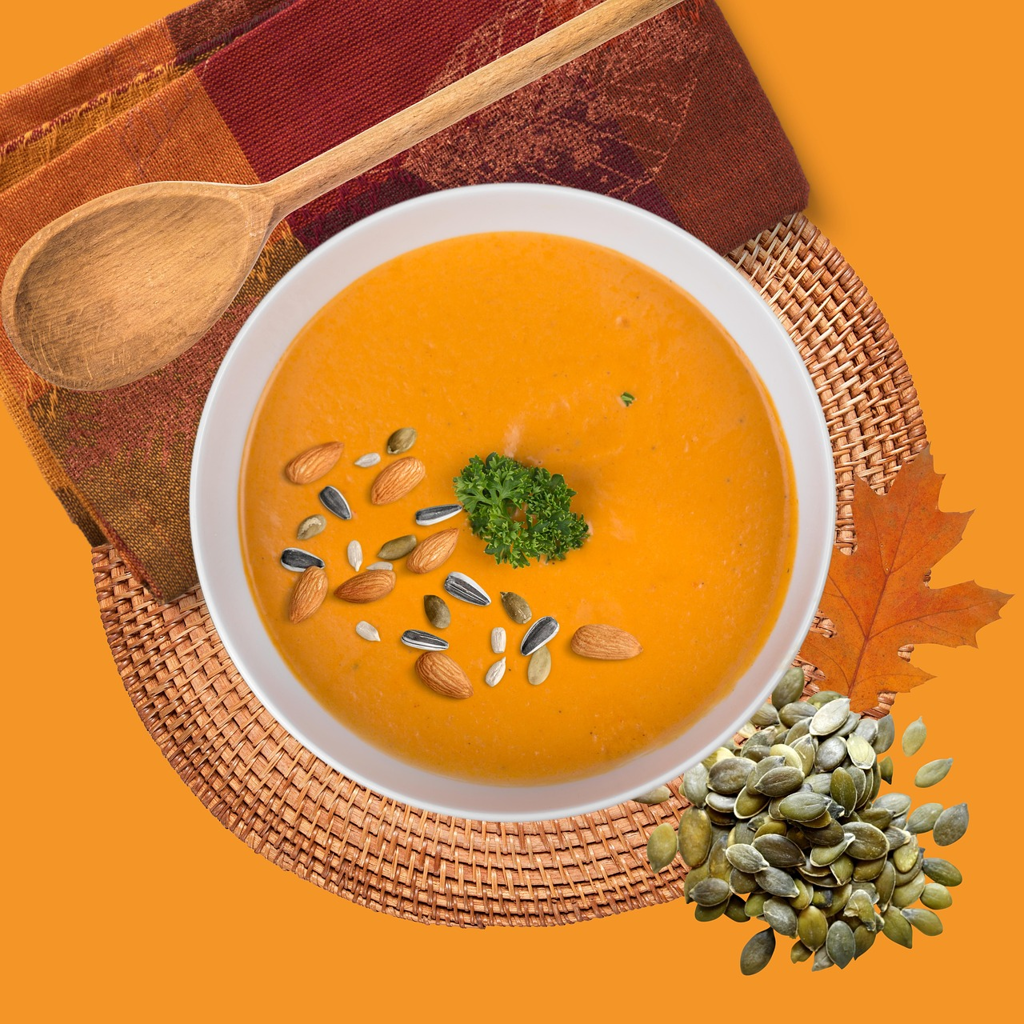 Fränkische Kürbissuppe mit Hokkaido, Kürbiskernen und Brot