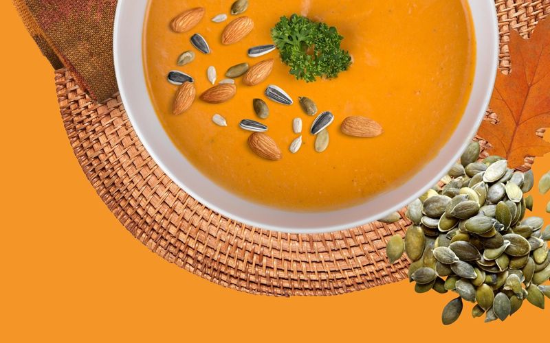 Fränkische Kürbissuppe mit Hokkaido, Kürbiskernen und Brot