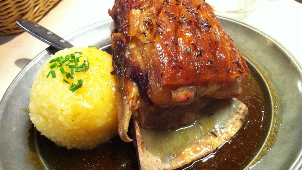 Fränkische Spezialitäten mit Schäufele und Kartoffelklößen