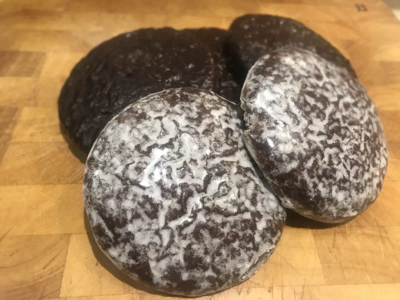 Stapel aus glasierten und schokolierten Nürnberger Lebkuchen