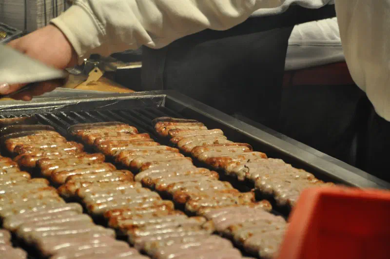 Nürnberger Rostbratwürste auf einem Grillrost