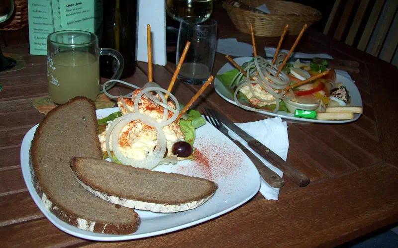 Gerupfter, Brot und junger Wein in einer fränkischen Heckenwirtschaft