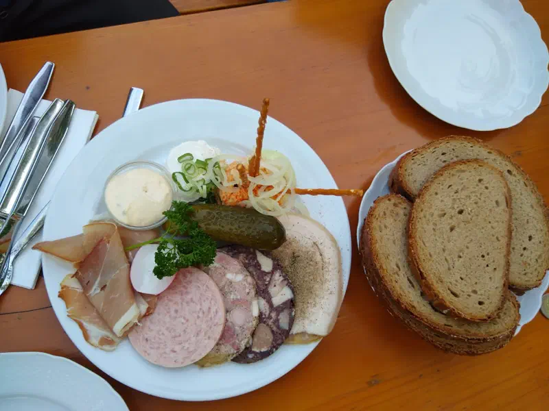 Brotzeit mit Presssack, Schinken, Käse und Bauernbrot auf dem Roppelt-Keller in Trossenfurt