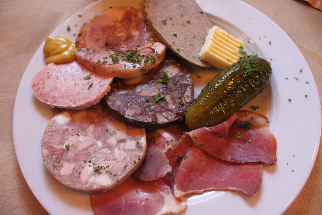 Fränkische Brotzeitplatte mit Presssack, Leberwurst, Geräuchertem, Sülze und Essiggurke in Schederndorf