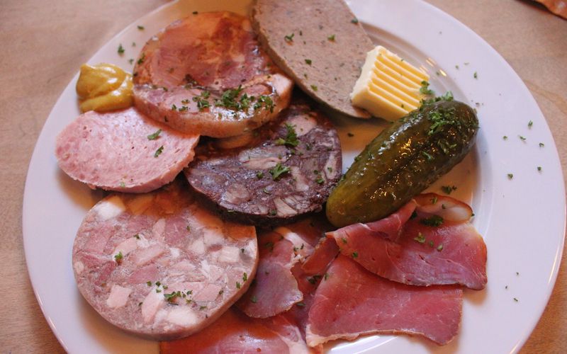 Fränkische Brotzeitplatte mit Presssack, Leberwurst, Geräuchertem, Sülze und Essiggurke in Schederndorf