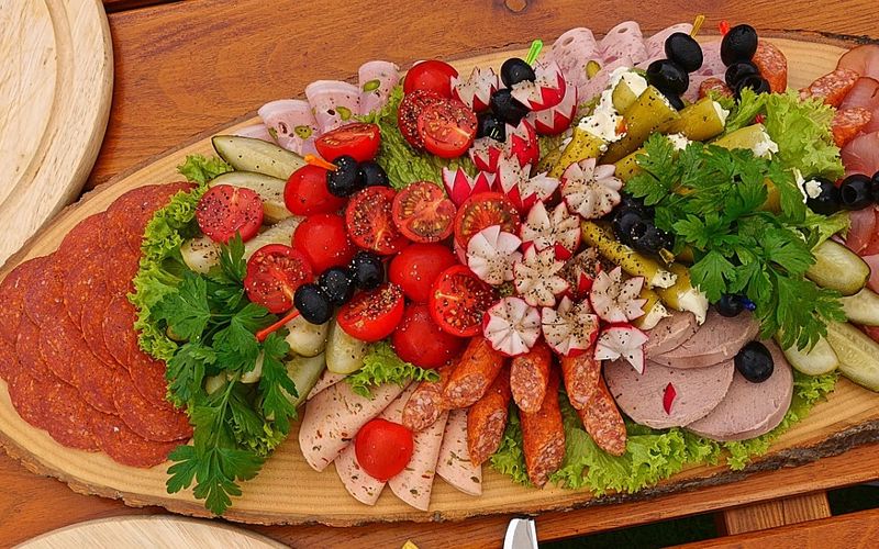 Fränkisches Bocksbeutelbrett mit Brot, Wurst und Käse