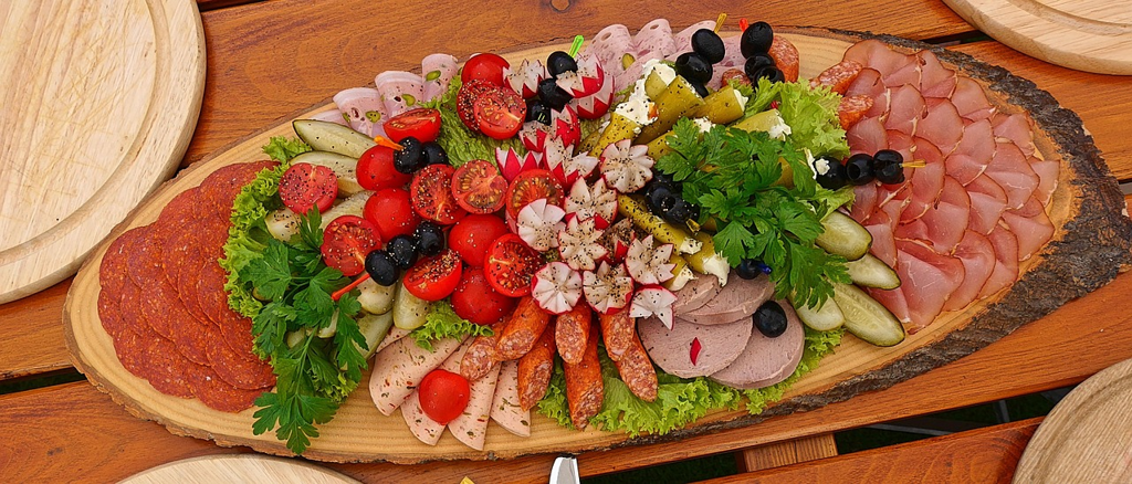 Fränkisches Bocksbeutelbrett mit Brot, Wurst und Käse