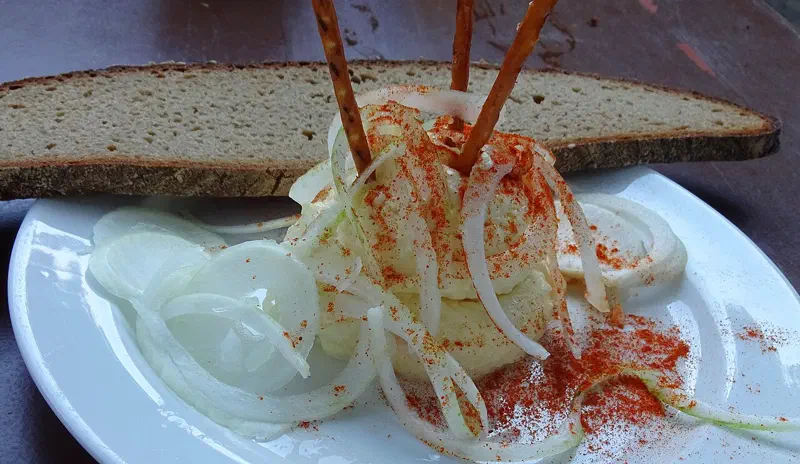 Gerupfter mit Zwiebeln und Brotzeitbeilagen auf dem Wagnerkeller in Kemmern