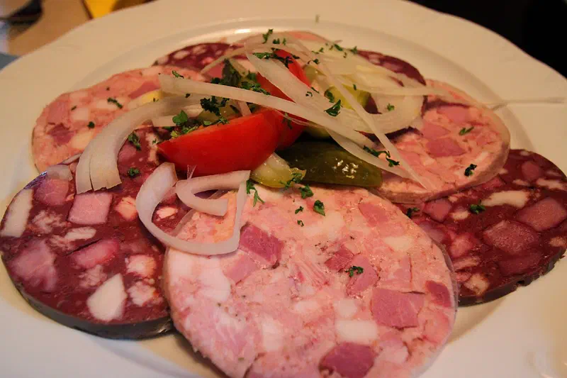 Roter und weißer Presssack mit Zwiebel, Tomate und Gurke in der Tauritzmühle bei Speichersdorf