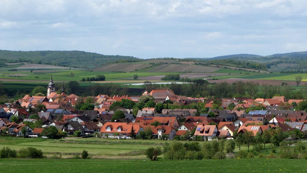 Blick über Ipsheim und die Felder im oberen Aischtal entlang der Radtour