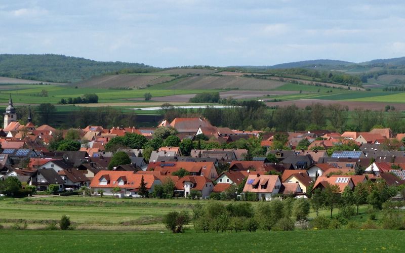 Blick über Ipsheim und die Felder im oberen Aischtal entlang der Radtour