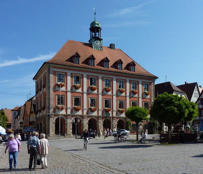Barockes Rathaus am Marktplatz von Neustadt an der Aisch