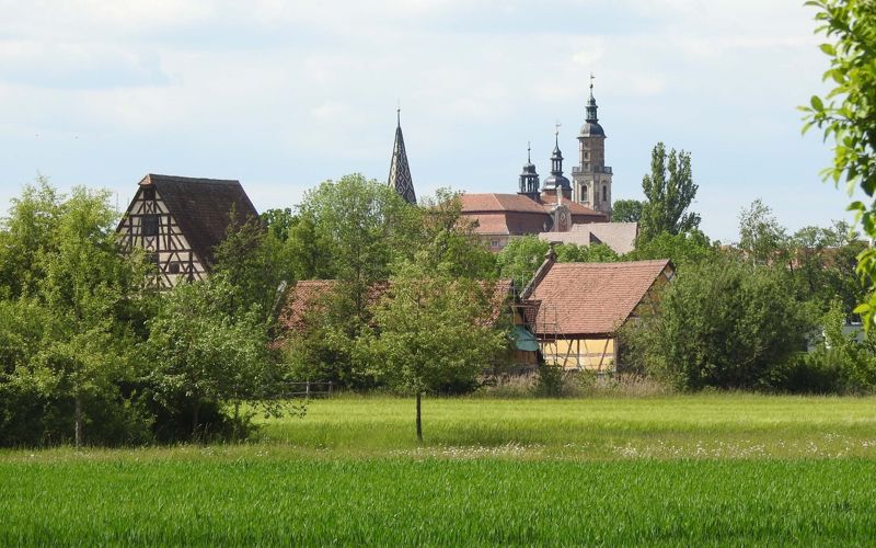 Bad Windsheim Rundwanderweg mit Blick über die Landschaft zur Stadt