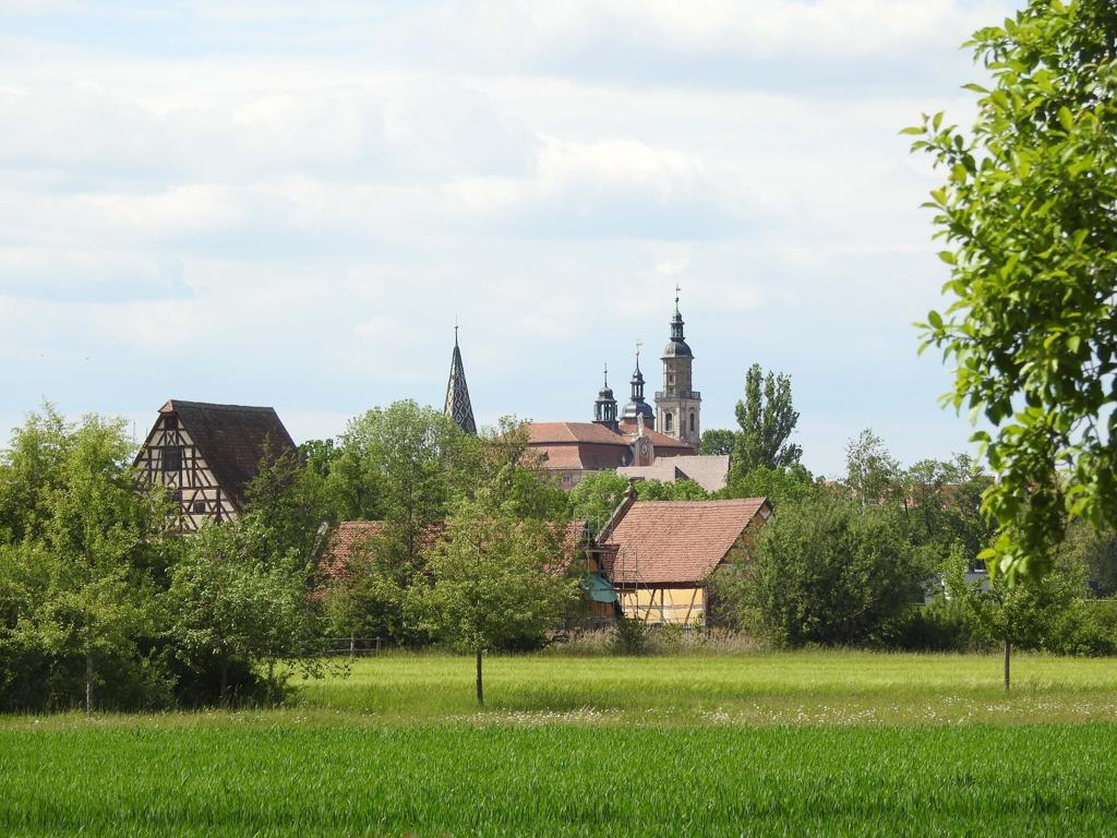 Bad Windsheim Rundwanderweg mit Blick über die Landschaft zur Stadt