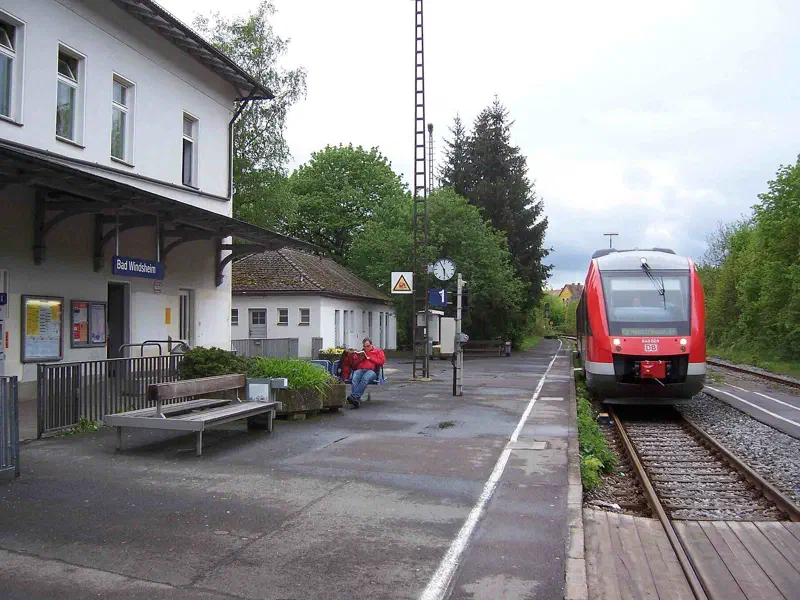 Regionalzug am Bahnhof als Start des Bad Windsheim Rundwanderwegs