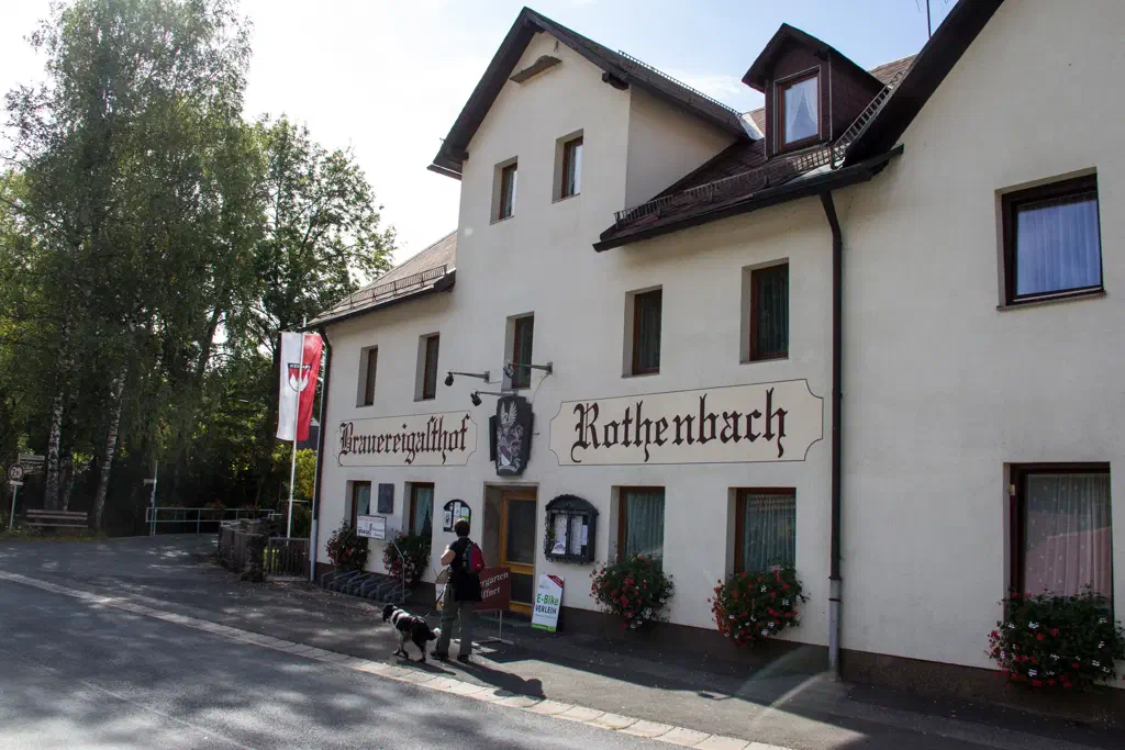 Bierwanderungen in Franken mit Wanderin vor dem Brauereigasthof Rothenbach in Aufseß