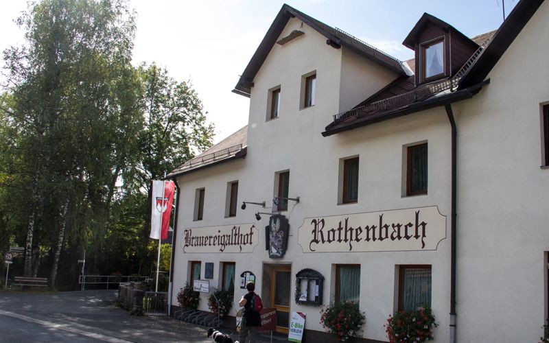 Bierwanderungen in Franken mit Wanderin vor dem Brauereigasthof Rothenbach in Aufseß