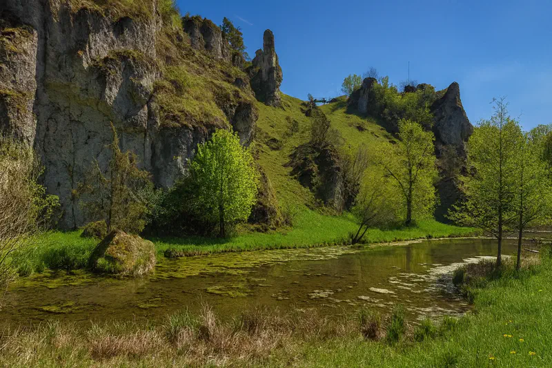 Der Brauereiweg bei Aufseß führt durch eine wunderschöne Wald- und Wiesenlandschaft. Vorbei an einigen Highlights.
