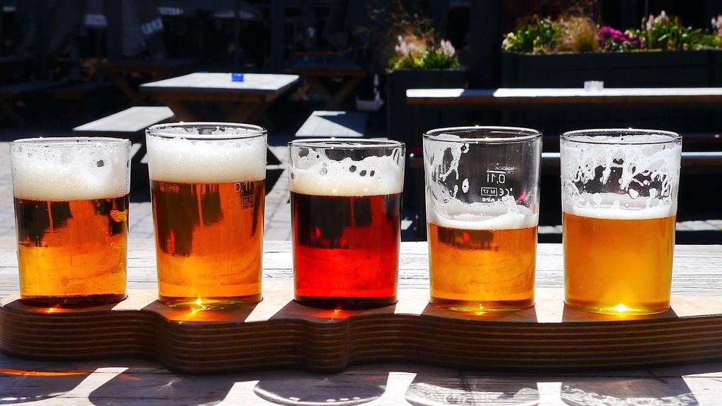 Wanderer auf dem Brauereienweg in Aufseß vor einem Biergarten