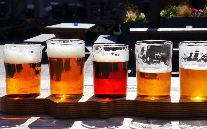 Wanderer auf dem Brauereienweg in Aufseß vor einem Biergarten