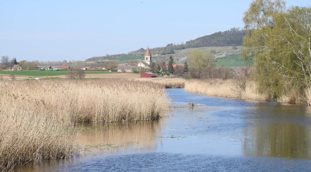 Dinkelsbühl Radtour im Wörnitztal mit Hesselberg im Hintergrund