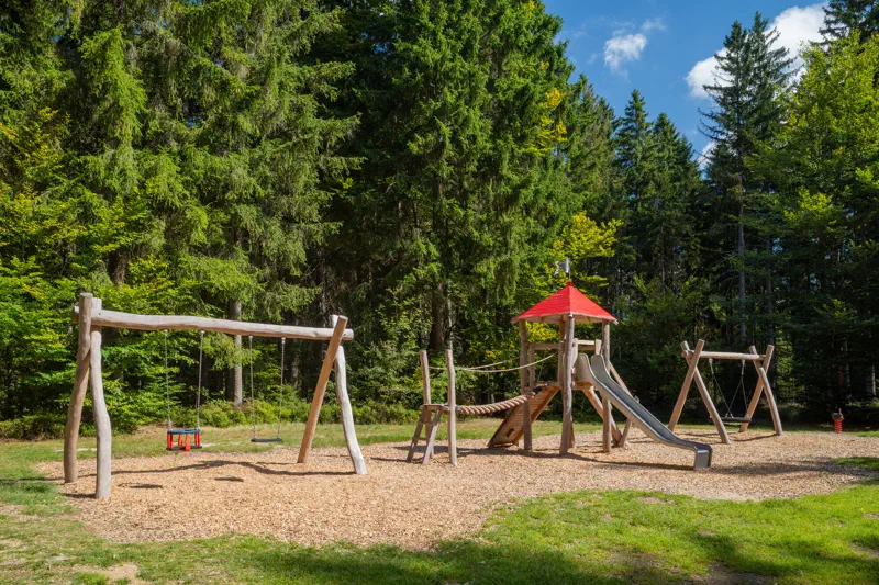 Waldspielplatz am Fichtelsee mit Schaukeln und Rutsche