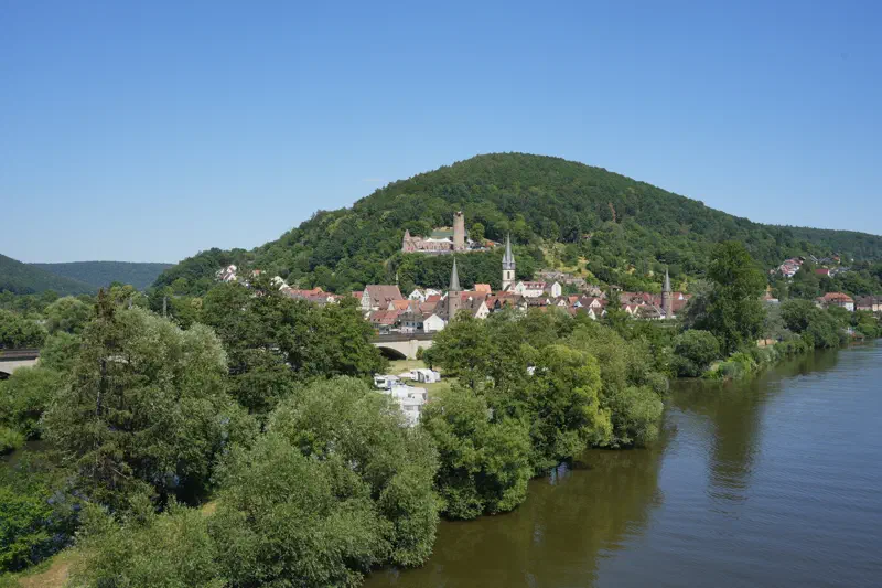 Blick von der Mainbrücke auf Gemünden am Main am Ziel der Radtour