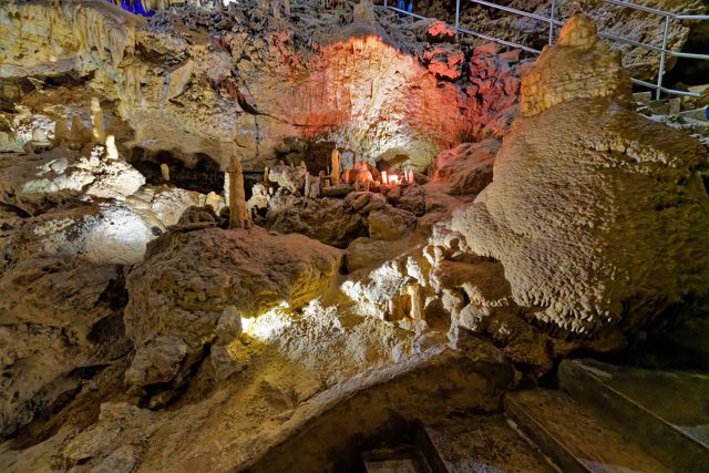 Beleuchtete Gänge und Tropfsteine in der Teufelshöhle Pottenstein