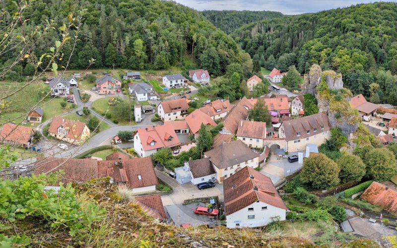 Blick über Tüchersfeld mit Felsen und bewaldeten Höhen in der Fränkischen Schweiz