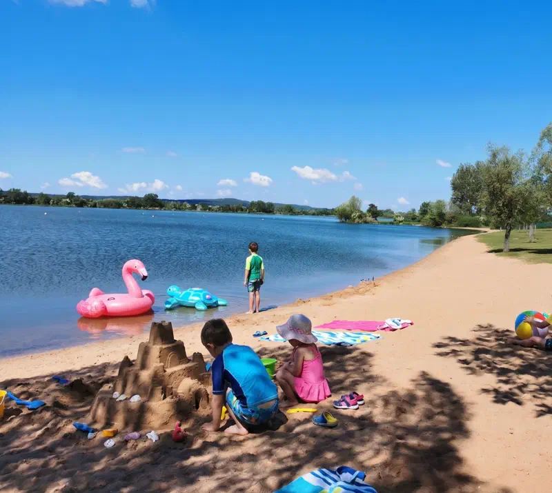 Kinder spielen am Sandstrand Muhr am Altmühlsee im Fränkischen Seenland