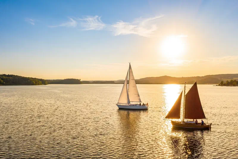 Segelboote auf dem Großen Brombachsee im Fränkischen Seenland