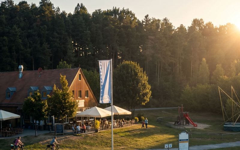 Sandstrand am Großen Brombachsee im Fränkischen Seenland mit Segelbooten