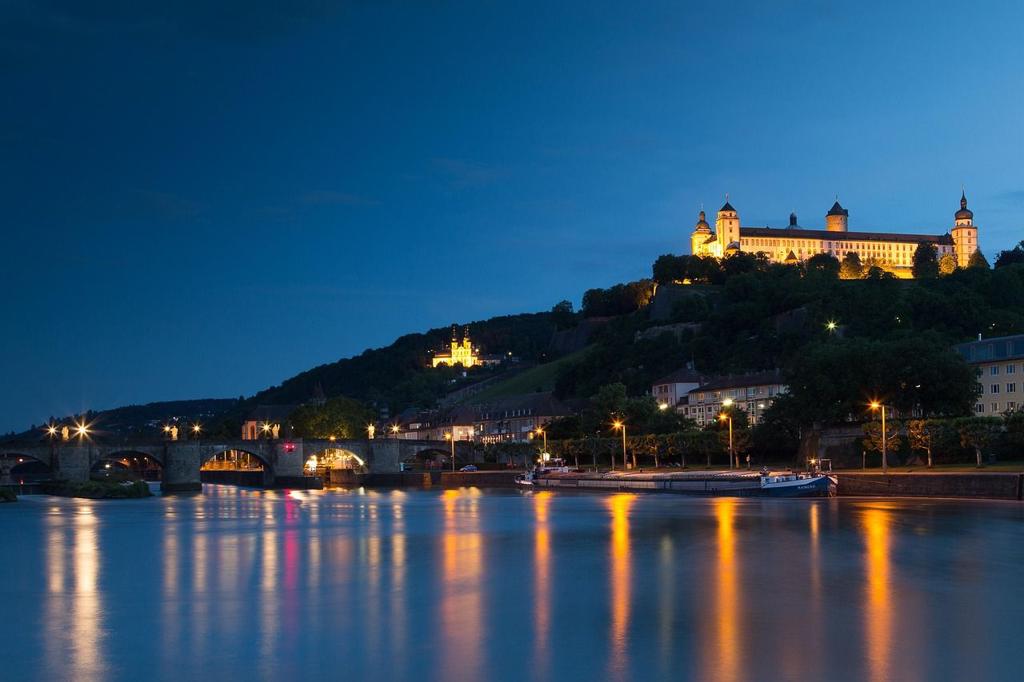 Mainfranken Weinberge über der Mainschleife bei Würzburg mit Muschelkalkhängen im Herbstlicht
