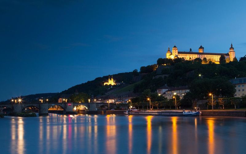 Mainfranken Weinberge über der Mainschleife bei Würzburg mit Muschelkalkhängen im Herbstlicht