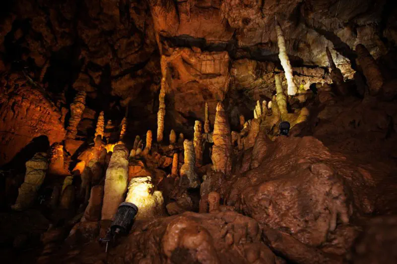 Tropfsteinformationen in der Binghöhle (Streitberg), Innenansicht