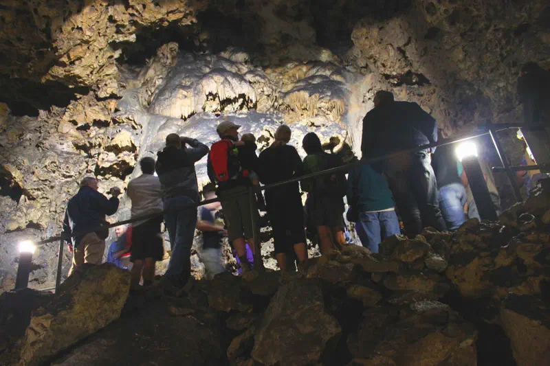 Maximiliansgrotte, Innenansicht während einer Führung